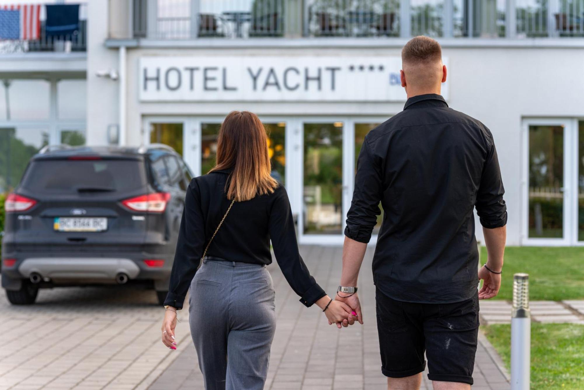 Hotel Yacht Wellness & Business Siófok Exteriör bild