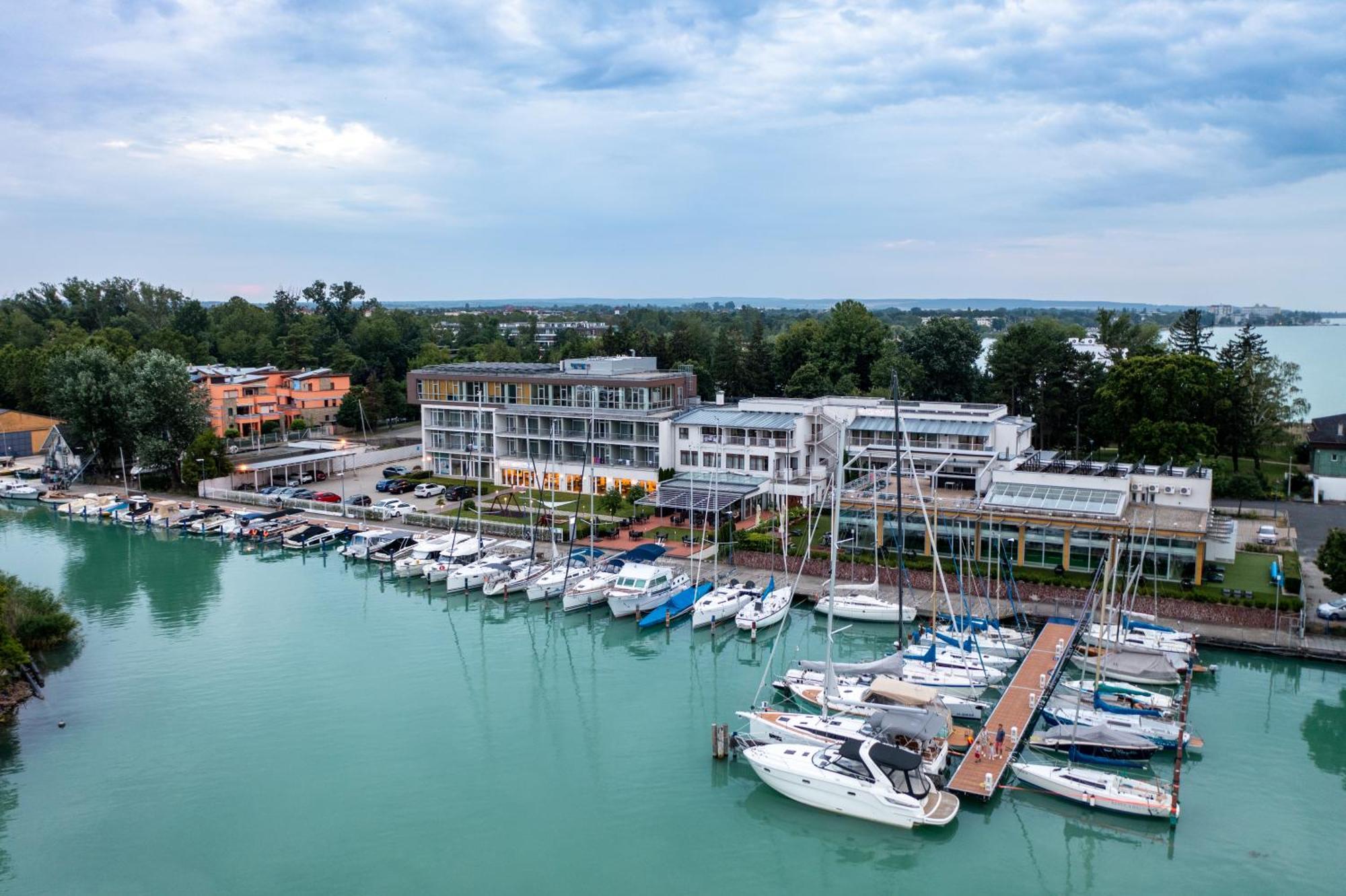 Hotel Yacht Wellness & Business Siófok Exteriör bild