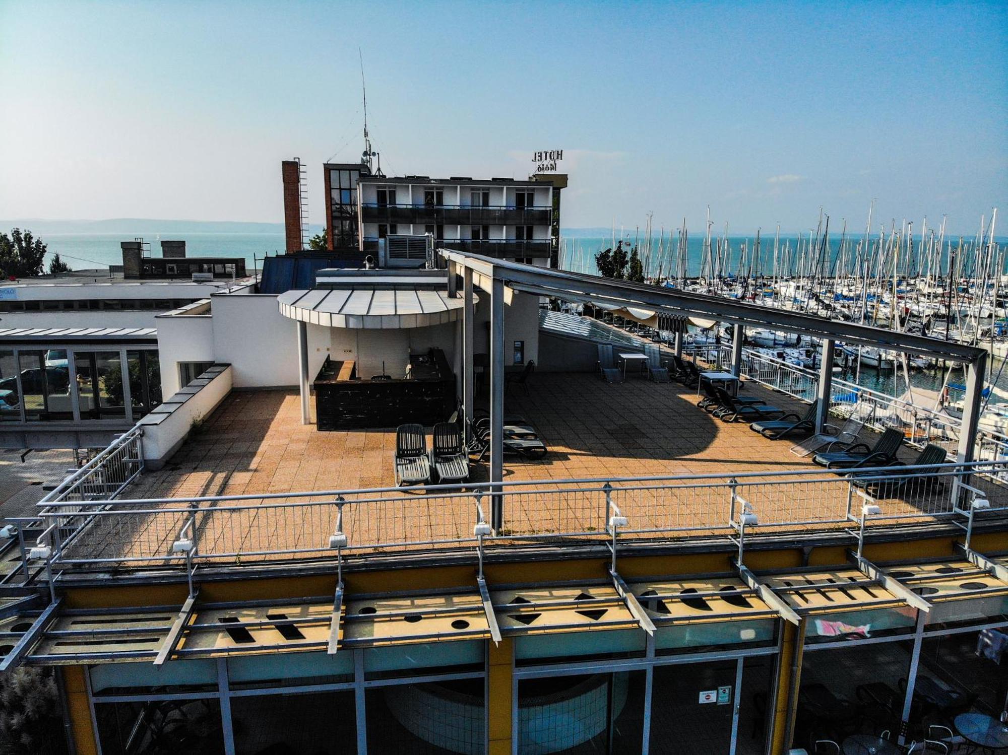 Hotel Yacht Wellness & Business Siófok Exteriör bild