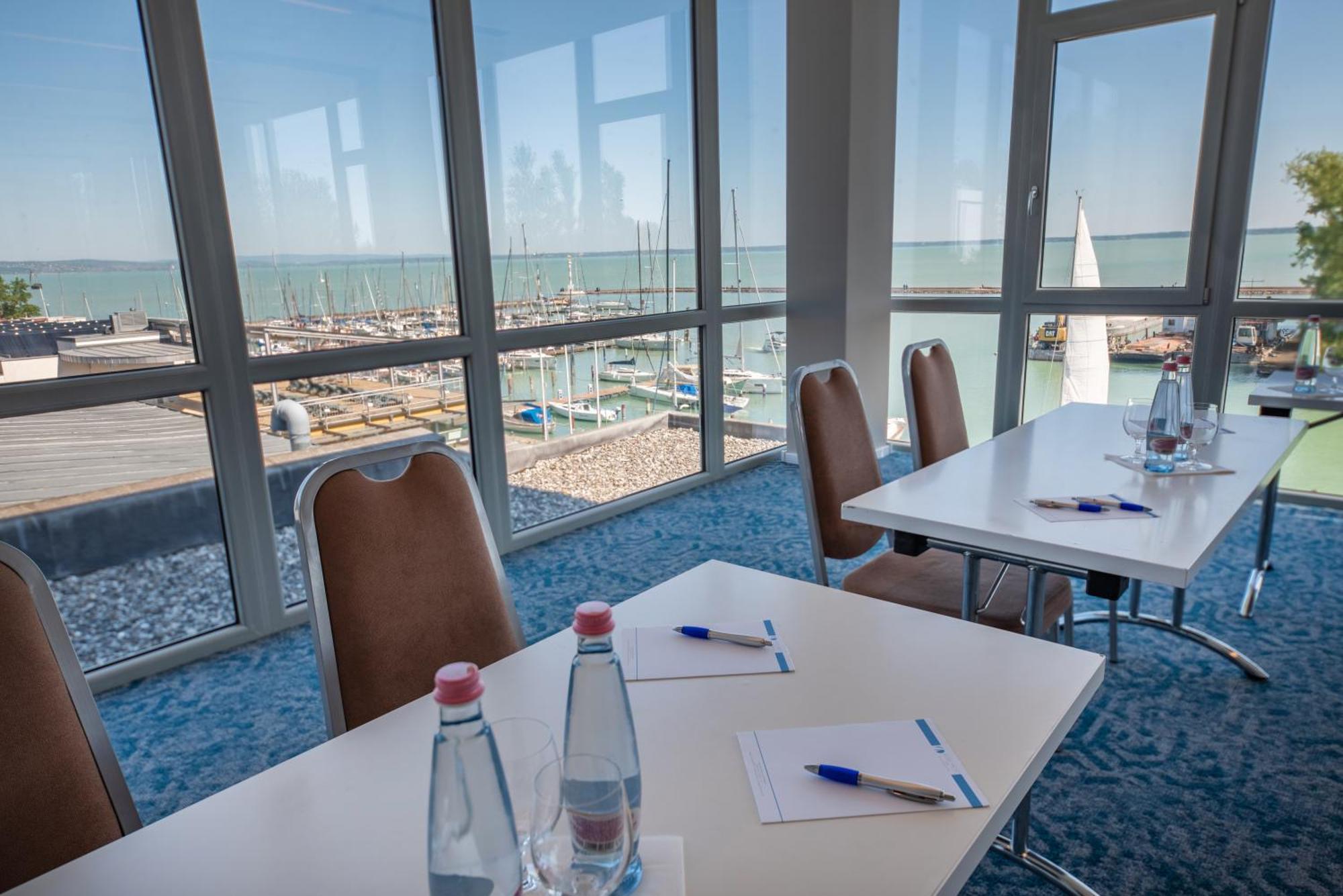 Hotel Yacht Wellness & Business Siófok Exteriör bild