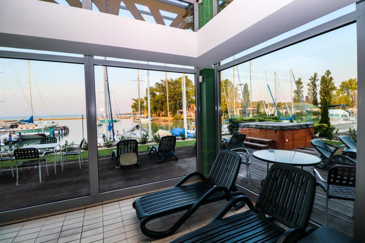 Hotel Yacht Wellness & Business Siófok Exteriör bild